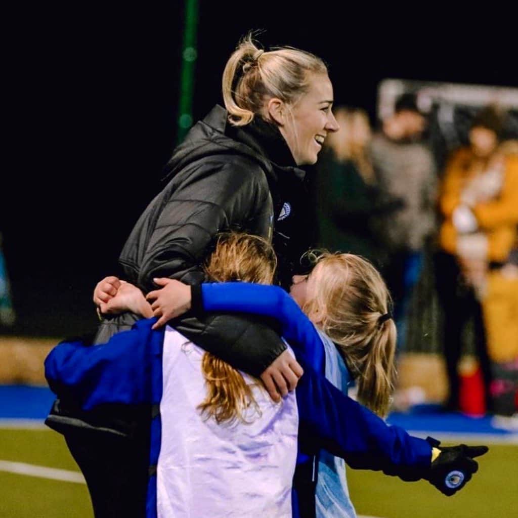 ジェンマ・ボナーのインスタグラム：「‪Humbled with the turnout last night for my @mancity #SameGoals clinic in Leeds .. over 150 boys & girls! 🤯‬ ⠀⠀⠀⠀⠀⠀⠀⠀⠀ ‪Thank you so much to everyone that came, I hope you all had as much fun as I did ☺️💜‬」