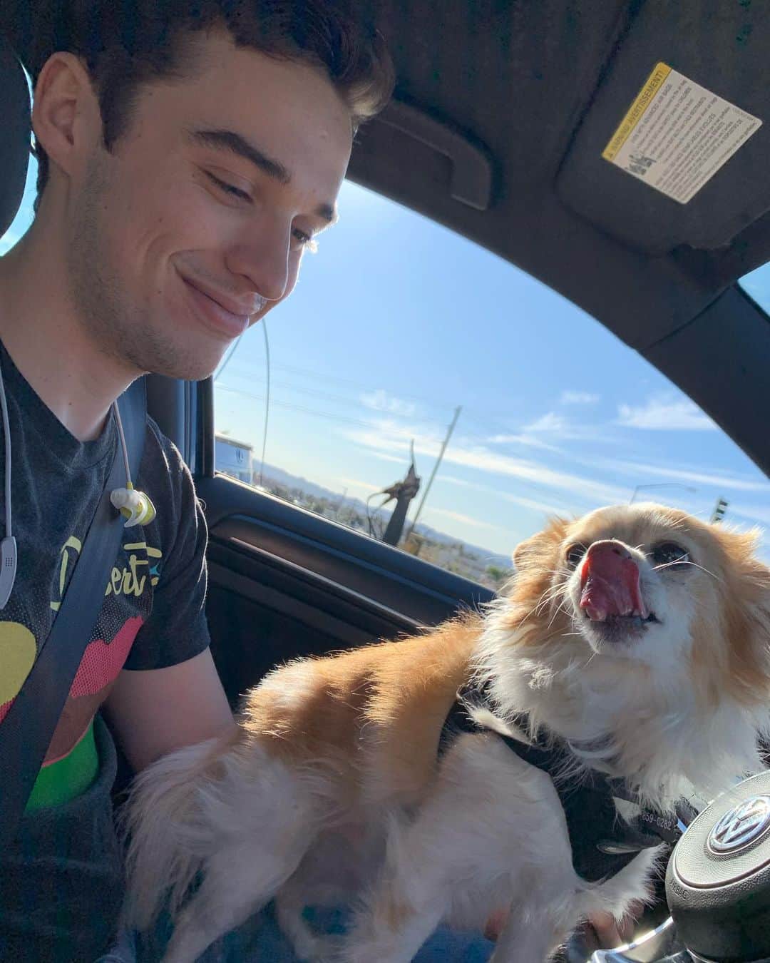 ジョーイ・ブラッグのインスタグラム：「Suns out tongues out」