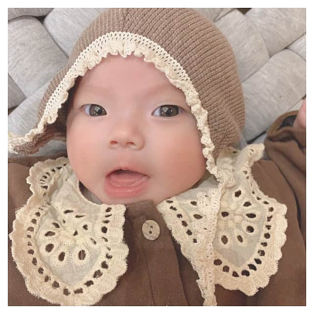 土屋美穂のインスタグラム：「. .  2 month . . おめかしだいすきお麦さん いろんな表情みせてくれる！ . パパとママみてよく笑う！ 話しかけるとよく喋る！ 甘え声が最高に可愛い！！！ 体重が5キロちかくに！！ . . まだいっぱい成長あるけど 書ききれない！一つ言えることは かわいい！！！！！！！！以上！w . . #赤ちゃん #2ヶ月 #baby #女の子 #むぎちゃん #麦ちゃん」