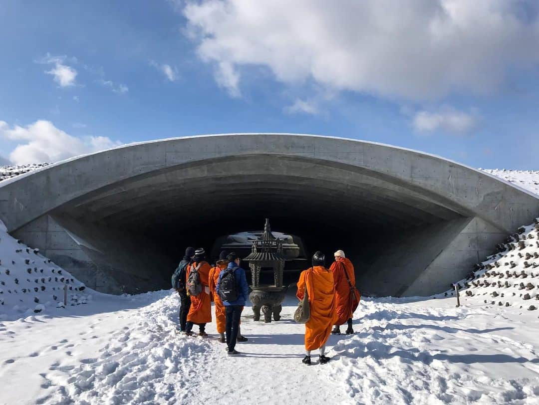 National Geographic Travelさんのインスタグラム写真 - (National Geographic TravelInstagram)「Photos by @amandamustard | An enormous Buddha statue pokes the top of its head from a cavernous concrete structure at the Makomanai Takino Cemetery in Sapporo, Japan. Atama Daibutsu, or the Buddha's Head, stands at 13.5 meters (44 feet) and was designed by Japanese architect Tadao Ando. While icicles hang from the chin and snow sits on the top of the head at this time of year, the warmer seasons reveal 150,000 bushes of lavender covering the domed hill above.」2月7日 6時17分 - natgeotravel