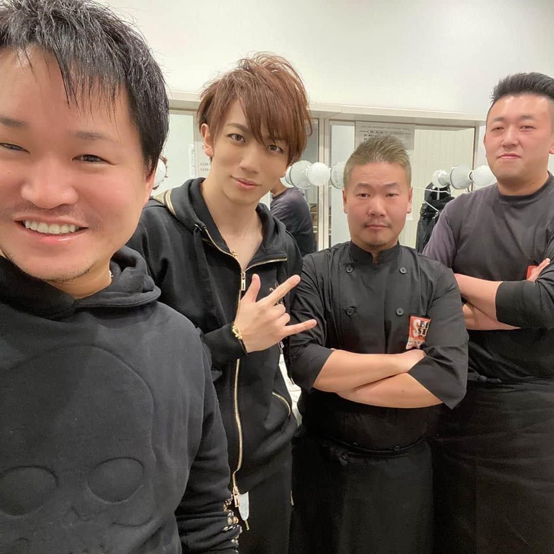 鮫島巧さんのインスタグラム写真 - (鮫島巧Instagram)「GACKT KHAOSツアー﻿ 京都ロームシアター 2Days﻿ ﻿ 来てくれた皆んな、ありがとう！﻿ ﻿ 今日のライブは、身体はかなり悲鳴を上げてて、途中首も動かない時があったんだけど、ライブ中、ステージ裏に行ったタイミングで、今回のカオスツアーの関西方面をサポートしてくれているたま福鍼灸整骨院の先生方にマッサージ&鍼治療をしてもらいながらサポートしてもらいつつ何とかやりきりったようなライブでしたが、自分的にはかなり高得点をあげれるパフォーマンスが出来たライブだったんじゃないかと思ってます。﻿ ﻿ 実際どうでしたか？﻿ ﻿ 次の東京凱旋の国際フォーラム4Days公演でも最高のパフォーマンスが見せれるように、メンテナンス&トレーニングに励みます。﻿ ﻿ それと、今日は写真の経営者&ポーカープレイヤー仲間のつぐ兄（現在、日本のポーカー生涯獲得賞金ランキング1位）が見に来てくれて、終演後メンバーにつぐ兄がオーナーのラーメン屋さんがご馳走を振る舞ってくれました。﻿ ﻿ しかし！﻿ 僕は残念な事に、絶賛ファスティング中で食べれず。。。﻿ ﻿ 打ち上げでも出てきた京都名物たちを唾を呑んで見てました。。。﻿ ﻿ TAKUMI﻿ ﻿ #itsshowtime﻿ #GACKT﻿ #KHOAS﻿ #TOUR﻿ #2020﻿ #GACKTKHOASTOUR﻿ #GACKstagram﻿ #NEXTVENUE﻿ #20200210﻿ #20200211﻿ #20200213﻿ #20200214﻿ #国際フォーラムAホール﻿ #takumisamejima﻿ #鮫島巧﻿ #がくちゃん﻿ #gackchan﻿ #YouTube﻿ #ohmygackt﻿ #ニコ生」2月7日 6時34分 - takumisamejima