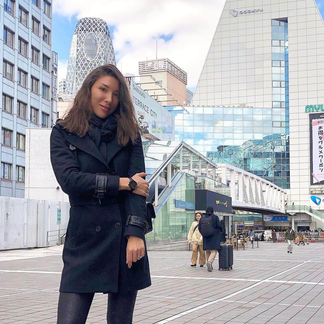 My chan || 舞ちゃんのインスタグラム：「Hour you doin’? Looking for the perfect #Valentinesday gift? #jointhemvmt with @mvmt and pick your favorite⌚️Link in Bio🔝 @mvmtforher の時計はバレンタインプレゼントにピッタリです⌚️！上の説明にリンクがあります🔝」