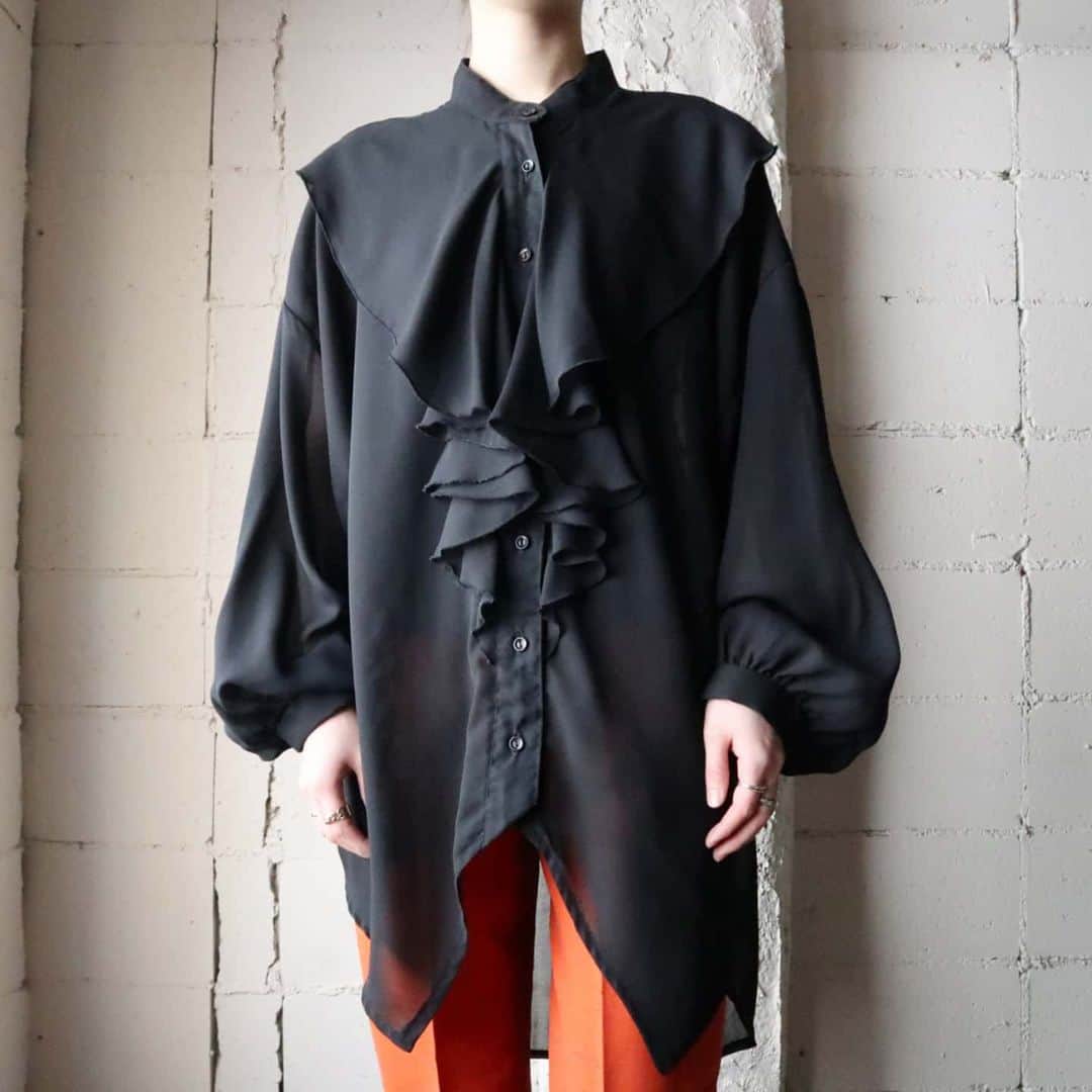 吉祥寺 古着屋 Orfeoのインスタグラム：「See Through Ruffled Blouse  #orfeo #kichijoji #tokyo #vintage #used #fashion #coordinate #outfit  掲載商品のお問い合わせはメールにて承っております。コメント、DMでのお問い合わせは受け付けておりませんのでご了承ください。」