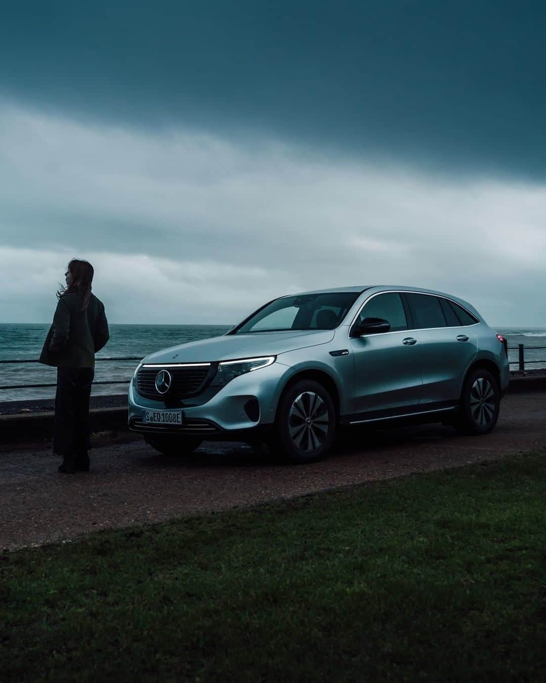 メルセデス・ベンツさんのインスタグラム写真 - (メルセデス・ベンツInstagram)「[Stromverbrauch kombiniert: 20,8–19,7 kWh/100 km | CO₂-Emissionen kombiniert: 0 g/km | mb4.me/DAT-Leitfaden-electric | Mercedes-Benz EQC 400 4MATIC] A day by the sea. 🌊 #MercedesBenz #EQC #EnjoyElectric #InstaCar #MBCar 📸 @kaibernstein for #MBsocialcar via @shesmercedes」2月7日 12時01分 - mercedesbenz