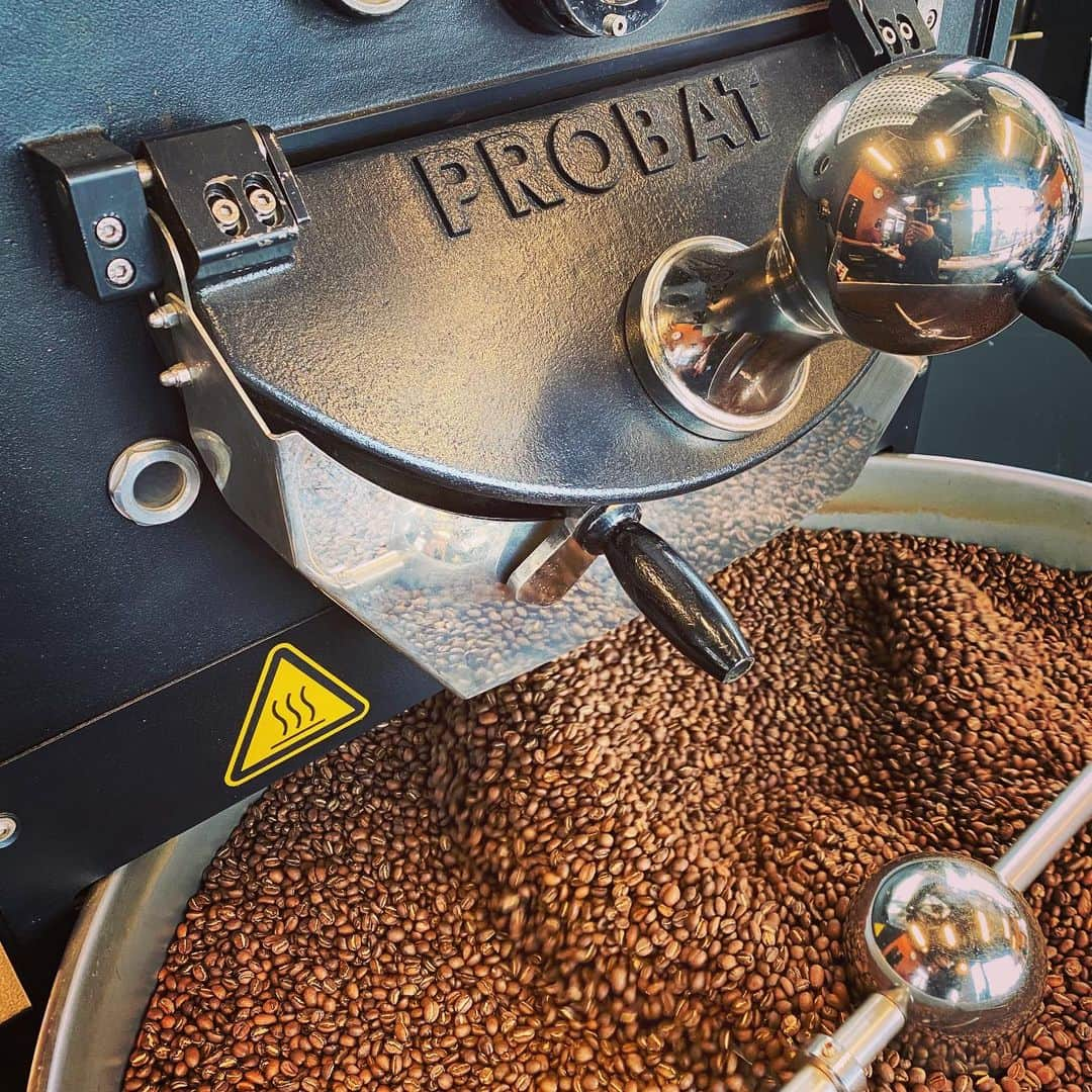 坂口憲二（THE RISING SUN COFFEE）さんのインスタグラム写真 - (坂口憲二（THE RISING SUN COFFEE）Instagram)「◆GOOD MORNING COFFEE‼︎◆ .  PROBAT12kg .  #coffee #coffeebeans  #coffeeroaster  #coffeelab  #coffeeandsurfing  #coffeetime  #coffeelover  #coffeebreak  #coffeeshop  #coffeestand  #coffeeholic  #coffeehouse  #coffee_inst  #coffeemaker  #coffeeshops  #coffeecoffeecoffee  #coffeenclothes  #coffeeaddict  #coffeeculture  #coffeemorning  #coffeemag #specialitycoffee  #probat #TRSC」2月7日 6時43分 - therisingsuncoffee