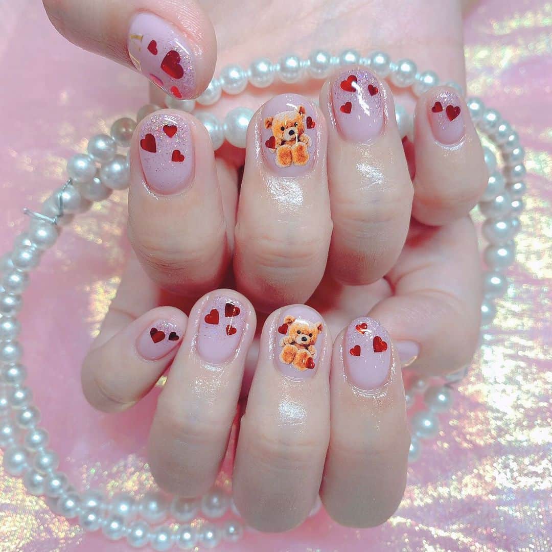 葉月七瀬のインスタグラム：「‪ꫛꫀꪝnail💅🏻✨ やりたいイメージ伝えて店長なぎちゃんに お任せでラブリーネイル💞 文字入れたいけど思い付かないって言ったら 粋な計らいで親指合わせると LOVEにしてくれました💗 センスありまくりで任せてよかった🥺 ちょっとバレンタインっぽい💓 . 前髪伸びすぎで気持ち悪い私の写メは スルーで大丈夫です🙇🏼‍♂️ . #newnail #ピンクネイル #ラメ #くま #ハート #love  #pomynail」
