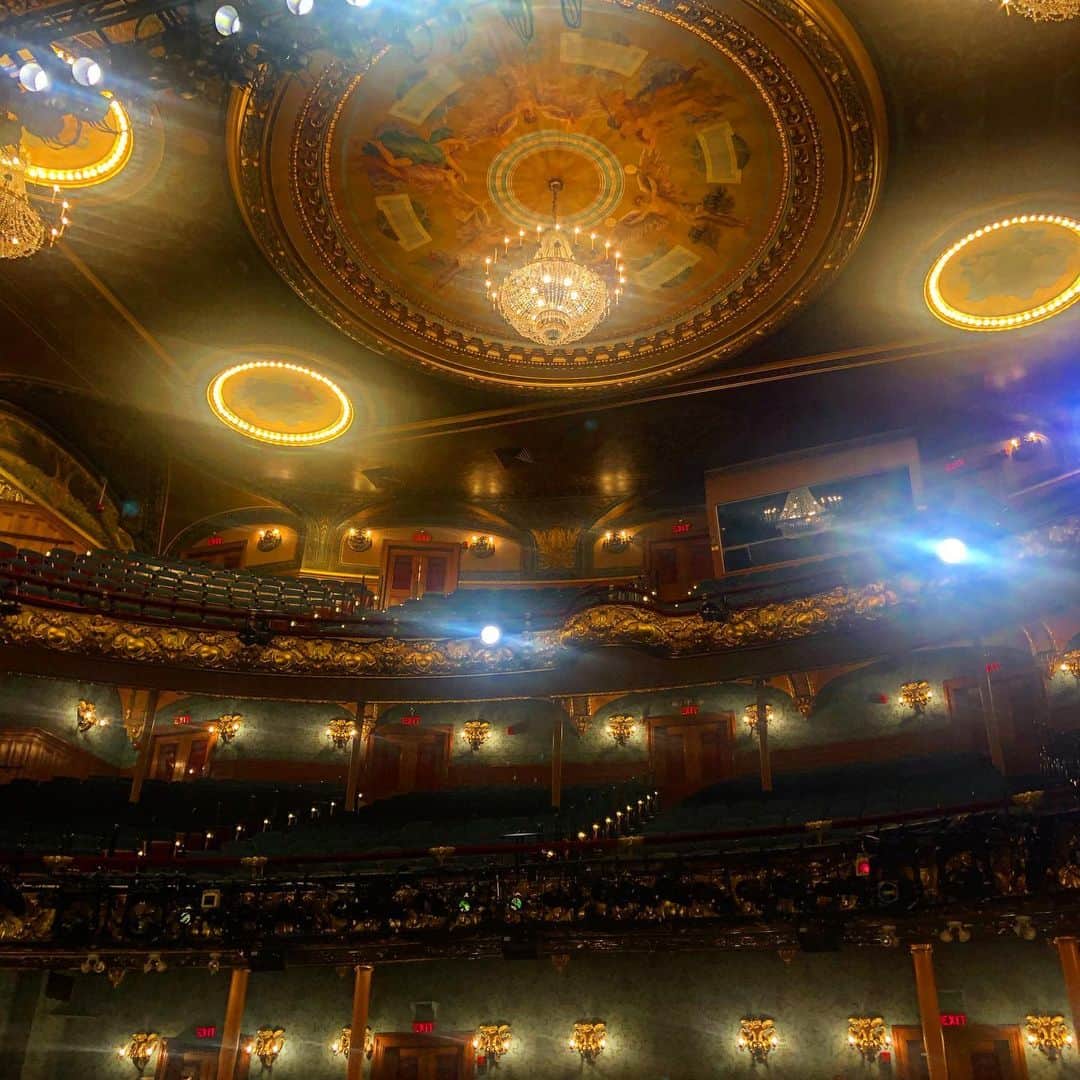 ジョン・ベンジャミン・ヒッキーのインスタグラム：「This beautiful theatre. @emersoncolonial」