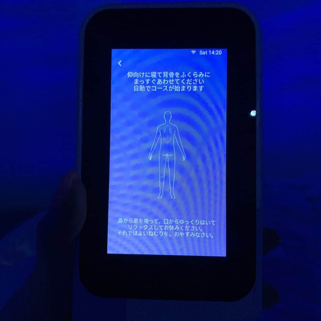 早川愛さんのインスタグラム写真 - (早川愛Instagram)「☁️☁️☁️ おはよう☁️☁️☁️﻿ ﻿ リファで有名なMTGから﻿ 2月3日に新発売した﻿ NEWPEACE AI Motion Mattressを体験できる Beauty connection Ginza @bcginza へ💙💙💙 ﻿ ﻿ 本当に雲の中にいるみたいで浮いてるみたいなの😲❣️﻿ ふんわりした動きと温度で心地よく入眠しちゃいました😴💤💤 ﻿ ﻿ なんとこのマットレスは﻿ AIテクノロジーによって、﻿ 寝ている人の動きと温度をコントロールしてくれて、﻿ 理想の睡眠に導いてストレッチもしてくれて、﻿ 心地よく起こしてくれるの😲✨✨✨ ﻿ ﻿ ﻿ しかもお値段もすごく高いと思いきや約30万なので、ストレッチ機能も付いていて、﻿ 人生の約3分の1を寝て過ごす事を考えると、決して高くはないと思ってリアルにほしい🤔﻿ これで寝たら1日の疲れもスッキリ取れそう✨✨✨ ﻿ ﻿ ﻿ いまWEBサイトで申し込みをすれば無料で誰でも睡眠体験ができるから﻿ みんなも是非体験してみてください☁️☁️☁️ ﻿ ﻿ ﻿ そして❣️swip👉﻿ NEWPEACEでの睡眠体験をSNS投稿すると素敵なお宿の宿泊体験ができるキャンペーンが実施中だそう❣️﻿ 詳しくは「NEWPEACE 動きで眠る キャンペーン」で検索してみてください💙﻿ ﻿ ﻿ ﻿ #NEWPEACE #銀座で雲海 #動きで眠る #bcginza #AIモーションマットレス #睡眠 #理想の睡眠 #美健康睡眠 #銀座 #マットレス #ニューピース #PR」2月7日 7時07分 - megumegu_1006