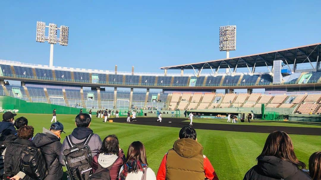 佐藤由季さんのインスタグラム写真 - (佐藤由季Instagram)「遂に宮崎キャンプイン⚾️ してます🙋‍♀️ ドキドキしながらの初日でしたが… やっぱり、、、楽しい😍😍😍 ファンの皆さん、スタッフの皆さんに 沢山助けていただいています🥺🙏 そして、キャンプ中継を毎日4時間 生放送している阿出川先輩 @adegawahiroyuki  はやっぱりサイン列が出来る程の 大人気でした😎✨ #giantsPP  #ジャイアンツ  #宮崎キャンプ  #キャンプイン  #キャンプ中継  #朝のグラウンド見学ツアー  #阿出川浩之 さん #キャンプの楽しみ方  #アップしていきますね  #ステージMC  #佐藤由季  #声をかけてくださった皆さん  #嬉しかった  #ありがとうございました」2月7日 7時19分 - yukisato0710