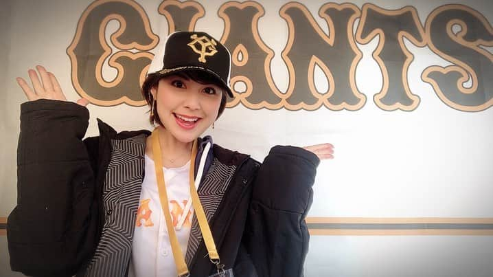 佐藤由季さんのインスタグラム写真 - (佐藤由季Instagram)「遂に宮崎キャンプイン⚾️ してます🙋‍♀️ ドキドキしながらの初日でしたが… やっぱり、、、楽しい😍😍😍 ファンの皆さん、スタッフの皆さんに 沢山助けていただいています🥺🙏 そして、キャンプ中継を毎日4時間 生放送している阿出川先輩 @adegawahiroyuki  はやっぱりサイン列が出来る程の 大人気でした😎✨ #giantsPP  #ジャイアンツ  #宮崎キャンプ  #キャンプイン  #キャンプ中継  #朝のグラウンド見学ツアー  #阿出川浩之 さん #キャンプの楽しみ方  #アップしていきますね  #ステージMC  #佐藤由季  #声をかけてくださった皆さん  #嬉しかった  #ありがとうございました」2月7日 7時19分 - yukisato0710