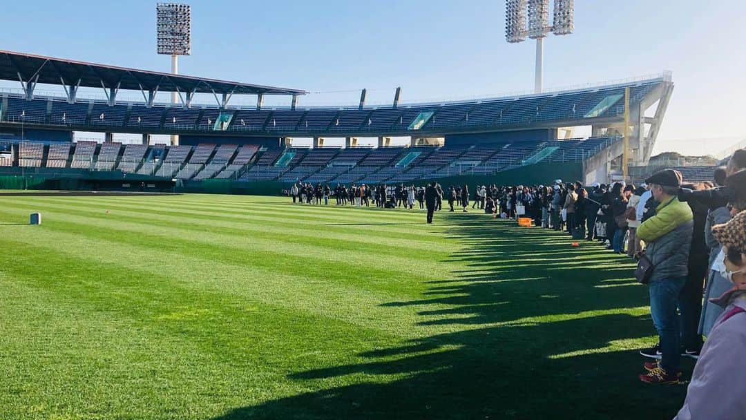 佐藤由季さんのインスタグラム写真 - (佐藤由季Instagram)「遂に宮崎キャンプイン⚾️ してます🙋‍♀️ ドキドキしながらの初日でしたが… やっぱり、、、楽しい😍😍😍 ファンの皆さん、スタッフの皆さんに 沢山助けていただいています🥺🙏 そして、キャンプ中継を毎日4時間 生放送している阿出川先輩 @adegawahiroyuki  はやっぱりサイン列が出来る程の 大人気でした😎✨ #giantsPP  #ジャイアンツ  #宮崎キャンプ  #キャンプイン  #キャンプ中継  #朝のグラウンド見学ツアー  #阿出川浩之 さん #キャンプの楽しみ方  #アップしていきますね  #ステージMC  #佐藤由季  #声をかけてくださった皆さん  #嬉しかった  #ありがとうございました」2月7日 7時19分 - yukisato0710