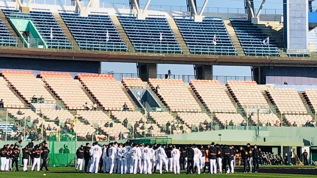 佐藤由季さんのインスタグラム写真 - (佐藤由季Instagram)「遂に宮崎キャンプイン⚾️ してます🙋‍♀️ ドキドキしながらの初日でしたが… やっぱり、、、楽しい😍😍😍 ファンの皆さん、スタッフの皆さんに 沢山助けていただいています🥺🙏 そして、キャンプ中継を毎日4時間 生放送している阿出川先輩 @adegawahiroyuki  はやっぱりサイン列が出来る程の 大人気でした😎✨ #giantsPP  #ジャイアンツ  #宮崎キャンプ  #キャンプイン  #キャンプ中継  #朝のグラウンド見学ツアー  #阿出川浩之 さん #キャンプの楽しみ方  #アップしていきますね  #ステージMC  #佐藤由季  #声をかけてくださった皆さん  #嬉しかった  #ありがとうございました」2月7日 7時19分 - yukisato0710