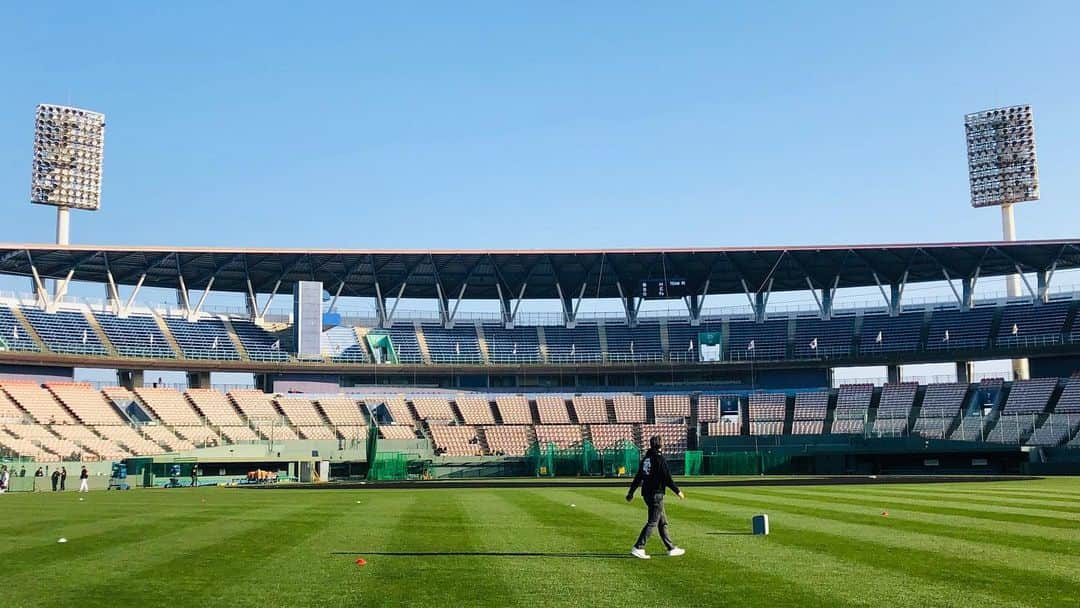 佐藤由季さんのインスタグラム写真 - (佐藤由季Instagram)「遂に宮崎キャンプイン⚾️ してます🙋‍♀️ ドキドキしながらの初日でしたが… やっぱり、、、楽しい😍😍😍 ファンの皆さん、スタッフの皆さんに 沢山助けていただいています🥺🙏 そして、キャンプ中継を毎日4時間 生放送している阿出川先輩 @adegawahiroyuki  はやっぱりサイン列が出来る程の 大人気でした😎✨ #giantsPP  #ジャイアンツ  #宮崎キャンプ  #キャンプイン  #キャンプ中継  #朝のグラウンド見学ツアー  #阿出川浩之 さん #キャンプの楽しみ方  #アップしていきますね  #ステージMC  #佐藤由季  #声をかけてくださった皆さん  #嬉しかった  #ありがとうございました」2月7日 7時19分 - yukisato0710