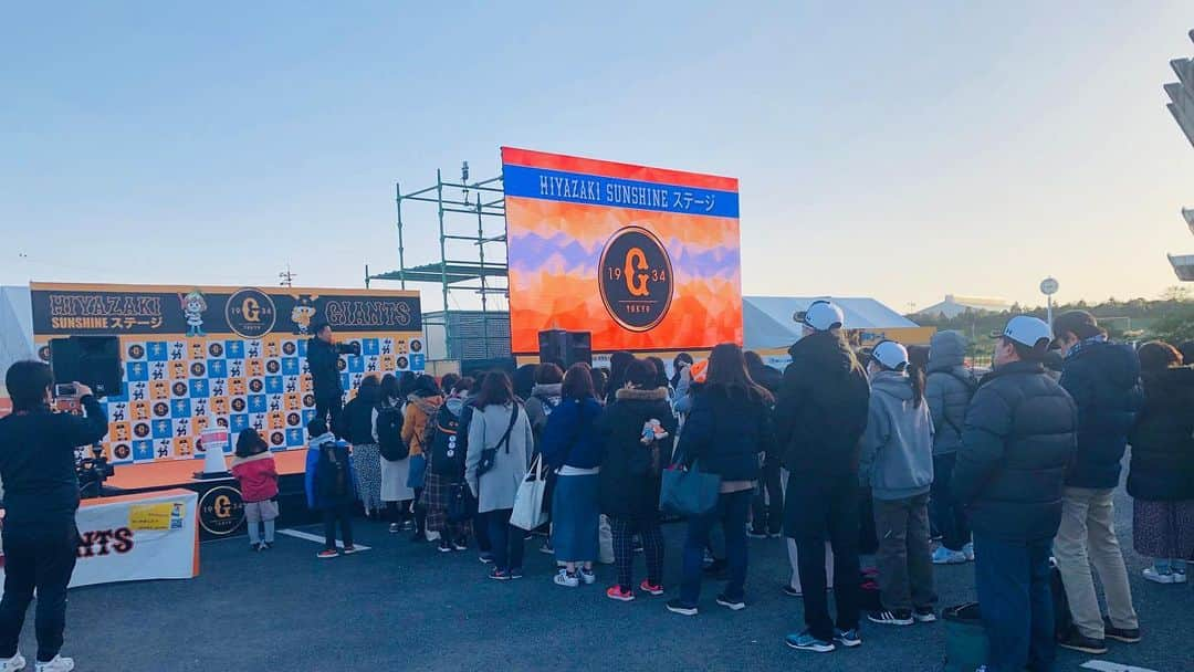 佐藤由季さんのインスタグラム写真 - (佐藤由季Instagram)「遂に宮崎キャンプイン⚾️ してます🙋‍♀️ ドキドキしながらの初日でしたが… やっぱり、、、楽しい😍😍😍 ファンの皆さん、スタッフの皆さんに 沢山助けていただいています🥺🙏 そして、キャンプ中継を毎日4時間 生放送している阿出川先輩 @adegawahiroyuki  はやっぱりサイン列が出来る程の 大人気でした😎✨ #giantsPP  #ジャイアンツ  #宮崎キャンプ  #キャンプイン  #キャンプ中継  #朝のグラウンド見学ツアー  #阿出川浩之 さん #キャンプの楽しみ方  #アップしていきますね  #ステージMC  #佐藤由季  #声をかけてくださった皆さん  #嬉しかった  #ありがとうございました」2月7日 7時19分 - yukisato0710