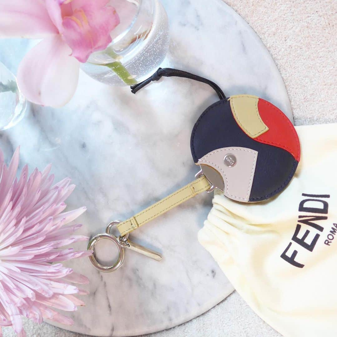 RECLOのインスタグラム：「FENDIのキーリング、キーホルダー。バッグにつけても鍵につけても🔑 #fendi #FENDI #フェンディ #fashion #fashionista #ootd #like4likes #instagood #instalike #instalove #ファッション #お洒落さんと繋がりたい #今日のコーディネート #お買い物 #戦利品」