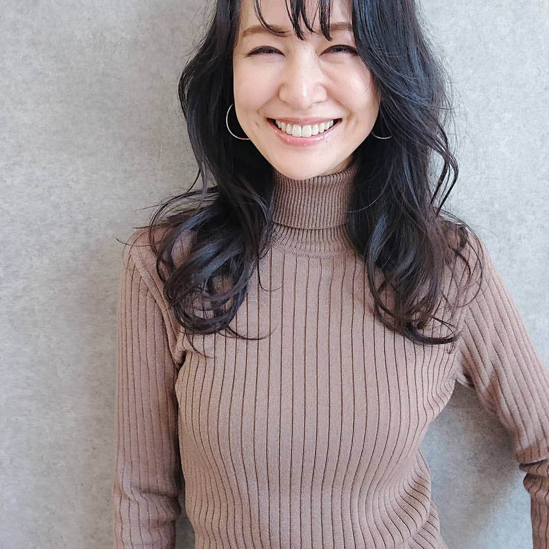 のインスタグラム：「早朝ヘア撮影 髪を綺麗にしてもらえて最高の気分だけど、この後すぐ走って学校へ🏃‍♀️笑 結局すぐに、ひっつめお団子ネットでコック帽になりました👩‍🍳 #2/7発売のマリソル #📸 #shooting #modelling #hair #studio #magazine  #marisol  #撮影 #モデル #スタジオ #マリソル」