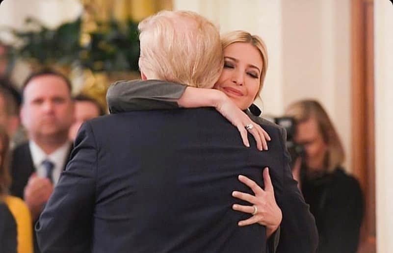 イヴァンカ・トランプさんのインスタグラム写真 - (イヴァンカ・トランプInstagram)「‪Love you, Dad! 💛」2月7日 7時31分 - ivankatrump