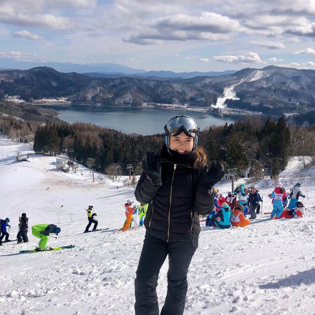 yukiさんのインスタグラム写真 - (yukiInstagram)「おはようございます。﻿ ﻿ 先日、全日本学生スキー連盟(大学生)の﻿ 大会でジャッジをしてきました。﻿ ﻿ スキー技術選手権大会とは、﻿ タイムで勝敗が決まるものではなく﻿ 5名のジャッジが得点を出す採点競技。﻿ ﻿ 与えられたコート(斜面)で、的確な運動と﻿ 必要なスキー操作をいかに表現するか。﻿ 一方、ジャッジ(審判員)は、﻿ 豊富なスキー経験と感覚、適切な判断が﻿ 備わっていなければなりません。﻿ ﻿ 今回は、先輩でもあり大好きな仲間が﻿ 素晴らしいリーダーシップで大会を仕切り、﻿ 後輩(女性)の気配りと、先をいく動きが﻿ 足りない部分を補う。というOne Team力！﻿ ﻿ 小さな頃からスキーをしていた私たちが、﻿ スキーで得た経験が、良い形となって﻿ 社会に出てから活かせる機会がある。﻿ そんなことも感じられた今回(誰目線？)﻿ ﻿ この大会に出場していた、﻿ 可能性しかない学生たちが﻿ スキーをしていてよかった！と思える日が﻿ くることを、私、猛烈に祈っています🙏🏽﻿ (もはや、誰なの？誰目線なの？笑)﻿ ﻿ #全日本学生スキー連盟﻿ #全日本学生スキー技術選手権大会﻿ #学生で一番スキーが巧い人選手権﻿ #スキーで心を豊かに #スキーから学ぶ大切なこと  #校長目線な私」2月7日 7時31分 - milkayuki