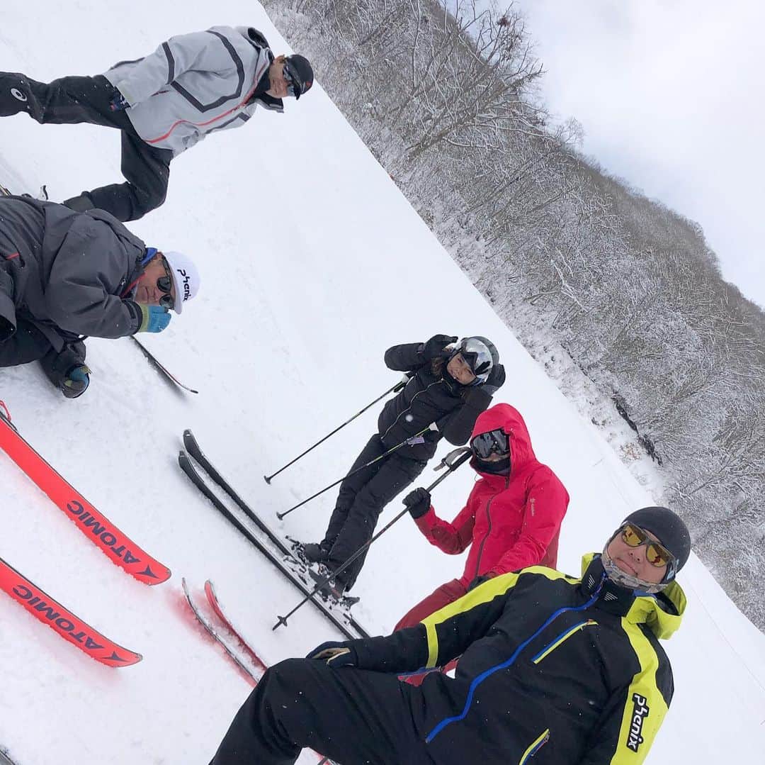 yukiさんのインスタグラム写真 - (yukiInstagram)「おはようございます。﻿ ﻿ 先日、全日本学生スキー連盟(大学生)の﻿ 大会でジャッジをしてきました。﻿ ﻿ スキー技術選手権大会とは、﻿ タイムで勝敗が決まるものではなく﻿ 5名のジャッジが得点を出す採点競技。﻿ ﻿ 与えられたコート(斜面)で、的確な運動と﻿ 必要なスキー操作をいかに表現するか。﻿ 一方、ジャッジ(審判員)は、﻿ 豊富なスキー経験と感覚、適切な判断が﻿ 備わっていなければなりません。﻿ ﻿ 今回は、先輩でもあり大好きな仲間が﻿ 素晴らしいリーダーシップで大会を仕切り、﻿ 後輩(女性)の気配りと、先をいく動きが﻿ 足りない部分を補う。というOne Team力！﻿ ﻿ 小さな頃からスキーをしていた私たちが、﻿ スキーで得た経験が、良い形となって﻿ 社会に出てから活かせる機会がある。﻿ そんなことも感じられた今回(誰目線？)﻿ ﻿ この大会に出場していた、﻿ 可能性しかない学生たちが﻿ スキーをしていてよかった！と思える日が﻿ くることを、私、猛烈に祈っています🙏🏽﻿ (もはや、誰なの？誰目線なの？笑)﻿ ﻿ #全日本学生スキー連盟﻿ #全日本学生スキー技術選手権大会﻿ #学生で一番スキーが巧い人選手権﻿ #スキーで心を豊かに #スキーから学ぶ大切なこと  #校長目線な私」2月7日 7時31分 - milkayuki