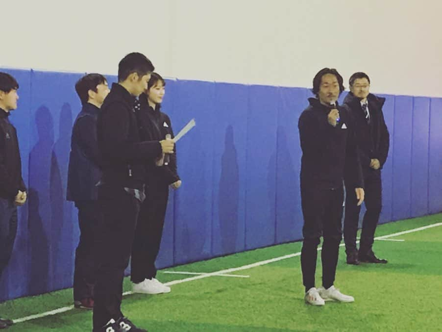 石川直宏さんのインスタグラム写真 - (石川直宏Instagram)「FC東京クラブスポンサーでもある ナイテックス様の社内フットサル大会に参加させていただきました⚽️🏃‍♀️🏃‍♂️💨 立川・府中アスレティックFCのメンバーもゲスト参加👏 . 同じチームだった加藤社長が俺のパスからファーストゴールっ🥅✨熱いスタートとなりました！ 俺は4試合で3ゴール！！！古傷のふくらはぎが悲鳴を上げていましたが、何とか持ち堪えました😅 . 順位決定戦はどの試合も更に熱い戦いに🔥 終了後はMVPとMIPを選出。書籍とスパイクをそれぞれの方にプレゼントさせていただきました📖👟✨ . ナイテックス様は定期的に社内でフットサルやその他のスポーツ交流会を開いてコミュニケーションを図っているそうです。素敵✨ . うちでもクラブコミュニケーターカップ開催しようかな🙋‍♂️🔵🔴 . お呼びいただきありがとうございました🙌 今シーズンもご支援ご声援宜しくお願いします🤝 . #ナイテックス 株式会社 #FC東京クラブスポンサー #FC東京ファミリー #社内フットサル大会 #立川府中アスレティックFC #完山徹一 選手 #渡邉知晃 選出 #水田貴明 選手 #内田隼太 選手 #浅井凱斗 選手 #宮田義人 さん #fctokyo #FC東京 #tokyo #石川直宏」2月7日 7時43分 - sgss.18