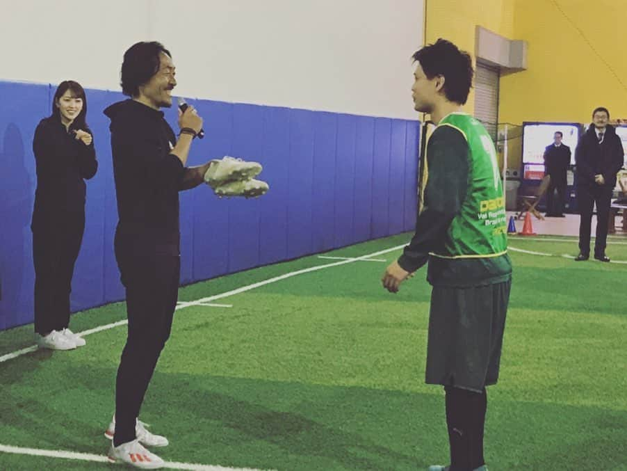 石川直宏さんのインスタグラム写真 - (石川直宏Instagram)「FC東京クラブスポンサーでもある ナイテックス様の社内フットサル大会に参加させていただきました⚽️🏃‍♀️🏃‍♂️💨 立川・府中アスレティックFCのメンバーもゲスト参加👏 . 同じチームだった加藤社長が俺のパスからファーストゴールっ🥅✨熱いスタートとなりました！ 俺は4試合で3ゴール！！！古傷のふくらはぎが悲鳴を上げていましたが、何とか持ち堪えました😅 . 順位決定戦はどの試合も更に熱い戦いに🔥 終了後はMVPとMIPを選出。書籍とスパイクをそれぞれの方にプレゼントさせていただきました📖👟✨ . ナイテックス様は定期的に社内でフットサルやその他のスポーツ交流会を開いてコミュニケーションを図っているそうです。素敵✨ . うちでもクラブコミュニケーターカップ開催しようかな🙋‍♂️🔵🔴 . お呼びいただきありがとうございました🙌 今シーズンもご支援ご声援宜しくお願いします🤝 . #ナイテックス 株式会社 #FC東京クラブスポンサー #FC東京ファミリー #社内フットサル大会 #立川府中アスレティックFC #完山徹一 選手 #渡邉知晃 選出 #水田貴明 選手 #内田隼太 選手 #浅井凱斗 選手 #宮田義人 さん #fctokyo #FC東京 #tokyo #石川直宏」2月7日 7時43分 - sgss.18