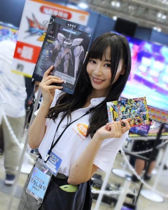 雪乃しほりのインスタグラム：「おはしほ❁*·⑅ 本日はジャパンアミューズメントエキスポ初日☺︎︎︎︎ 幕張メッセにて今日明日と機動戦士ガンダムエクストリームバーサス2の体験会にてレクチャースタッフとして出演します♡︎ᵎᵎᵎ 今日はビジネスデーなのでお会いできる方は少ないと思いますがよろしくお願いします👼🏼💕 #幕張メッセ #ジャパンアミューズメントエキスポ  #エクバ2 #ガンダム」