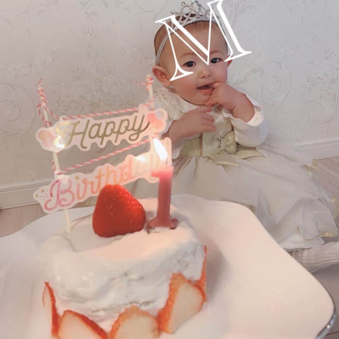 澤野井香里のインスタグラム：「ケーキはおうちで食パン🍞と水切りヨーグルトと苺🍓で簡単に手作りした#スマッシュケーキ 🎂✨ ﻿ ﻿ 手づかみでぐちゃぐちゃにして一緒に頂きました😜🍴 ﻿ ﻿ #ks_20✨  #京都ママ #関西ママ #女の子ママ #男の子ママ #1歳 #赤ちゃん #赤ちゃんのいる生活 #1才誕生日 #ケーキ #1歳バースデー #🎂 #ks_dau #ks_dau_2020 #M🍒_」