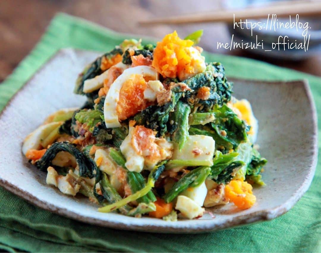 Mizuki【料理ブロガー・簡単レシピ】さんのインスタグラム写真 - (Mizuki【料理ブロガー・簡単レシピ】Instagram)「・﻿ 【レシピ】ーーーーーーーーーーーー﻿ ♡ほうれん草とゆで卵の和風サラダ♡﻿ ーーーーーーーーーーーーーーーーー﻿ ﻿ ﻿ おはようございます(*^^*)﻿ ﻿ 今日ご紹介させていただくのは﻿ 食べ応えのあるおかずサラダ♩﻿ ﻿ ほうれん草とゆで卵を﻿ ごまマヨソース×おかかと和えて﻿ 風味よく仕上げました(*´艸`)﻿ 栄養たっぷり&満足感もありますよ〜♡﻿ ﻿ とっても簡単にできるので﻿ よかったらお試し下さいね(*^^*)﻿ ﻿ ﻿ ーーーーーーーーーーーーーーーーーー﻿ 【2人分】﻿ ほうれん草...1束﻿ ゆで卵...2個﻿ ●かつお節...小1袋﻿ ●マヨネーズ...大2﻿ ●白すりごま...大1﻿ ●砂糖・醤油...各小1﻿ ﻿ 1.ほうれん草は塩(分量外)を加えた熱湯でさっと茹でる。流水で冷やして水気を切り、4cm長さに切る。﻿ 2.ボウルに●を入れて混ぜ、ざっくり割ったゆで卵と1を加えて和える。﻿ ーーーーーーーーーーーーーーーーーー﻿ ﻿ ﻿ 《ポイント》﻿ ♦︎ほうれん草の代わりに小松菜やブロッコリーで作っても美味しいです♩﻿ ♦︎かつお節小1袋→2〜3g﻿ ﻿ ﻿ ﻿ ﻿ ＿＿＿＿＿＿＿＿＿＿＿＿＿＿＿＿＿﻿ ＿＿＿＿＿＿＿＿＿＿＿＿＿＿＿＿＿﻿ 🎀新刊発売中🎀﻿ 【#ホットケーキミックスのお菓子 】﻿ ﻿ 今回は一冊まるっとホケミスイーツ♩﻿ 普段のおやつから﻿ 特別な日にも使えるレシピを﻿ この一冊に詰め込みました(*^^*)﻿ ホットケーキミックスを使えば﻿ 簡単に本格的なお菓子が作れますよ♡﻿ バレンタインにもご活用下さいませ♩﻿ ﻿ 🔹ハイライトにリンクあります♩🔹﻿ ＿＿＿＿＿＿＿＿＿＿＿＿＿＿＿＿＿﻿ ＿＿＿＿＿＿＿＿＿＿＿＿＿＿＿＿＿﻿ ﻿ ﻿ ﻿ 【お知らせ】﻿ ストーリーズでは一日数回﻿ 別レシピをご紹介しております(*^^*)﻿ ＊コメントは最新の投稿に下さいますよう﻿ お願い致しますm(_ _)m﻿ ﻿ ﻿ ﻿ #ブログ更新しました﻿ ブログはプロフ画面のリンクよりご覧下さい↓﻿ @mizuki_31cafe﻿ 【Mizuki公式ラインブログ】﻿ https://lineblog.me/mizuki_official/﻿ ﻿ ﻿ ﻿ ﻿ #ほうれん草#ゆで卵#かつお節#サラダ#副菜#おかずサラダ﻿ #Mizuki#簡単レシピ#時短レシピ#節約レシピ#料理#レシピ#フーディーテーブル#おうちごはん#おうちカフェ#デリスタグラマー#料理好きな人と繋がりたい#料理ブロガー#おうちごはんlover#器#マカロニメイト#ブログ﻿ #foodpic#follow#cooking#recipe#lin_stagrammer#ほうれん草とゆで卵の和風サラダm」2月7日 7時55分 - mizuki_31cafe