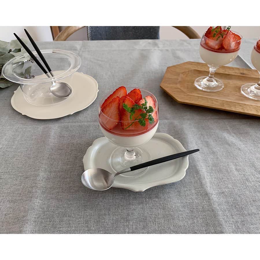 emiさんのインスタグラム写真 - (emiInstagram)「昨日はおやつにいちごのパンナコッタをつくりました( ’◡͐’) ・ ・ ホルムガード のスナップスグラス、飲み物だけでなくデザートに使っても可愛くてお気に入り♩ ・ ・ ・ グラスはロイヤルデザイン @royaldesign.jp にて。日本での価格より安く買えたり日本未入荷のものの取り扱いがあったり☺︎ ・ ・  ロイヤルデザインでは日本語サイトオープン1周年。2/3〜9までサイトオープンを記念して最大50%OFFの1周年記念キャンペーン開催中！ ▷https://royaldesign.jp/ ・ ・  #royaldesign #ロイヤルデザイン #ロイヤルデザインアニバーサリーセール#ホルムガード  #パンナコッタ #スナップスグラス#スナップグラス#アルネヤコブセン#ヤコブセン#いちごのパンナコッタ#PR」2月7日 7時58分 - emiyuto