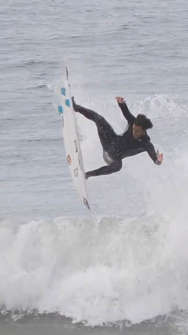 マッケンジー・ダーンのインスタグラム：「If you like surf take a look as the training continues for @santoswesley ! Keep up the good work baby!」