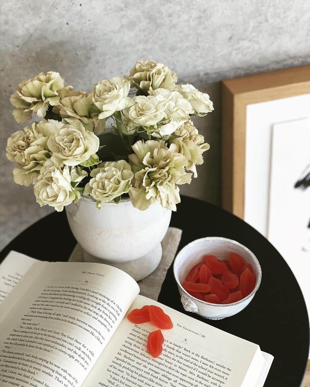 マリア・シャラポワのインスタグラム：「Mid afternoon guilty pleasure with quirky @sugarpova grapefruit lips #🍊#💋」
