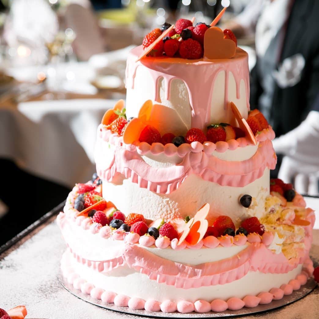 Villas des mariages TAKASAKIさんのインスタグラム写真 - (Villas des mariages TAKASAKIInstagram)「・ ウェディングケーキ ピンクのクリームとベリーとたっぷりのハートと可愛らしいケーキはお2人の特別な1日にぴったりです💍 . 2人の想いやこだわりをパティシエとの　 お打ち合わせが出来るからこそ オリジナルのケーキとして形に残すことができます✨ . #ウェディングケーキ  #ハート #ピンク #可愛い  #いちごスイーツ  #結婚式 #ファーストバイト  #2人らしさ #ベリー  #チョコレート #パティシエ  #スイーツ #ケーキ #ケーキ作り  #結婚式場 #ヴィラデマリアージュ高崎  #オリジナル #高崎 #群馬結婚式」2月7日 8時06分 - villas_des_mariages_takasaki