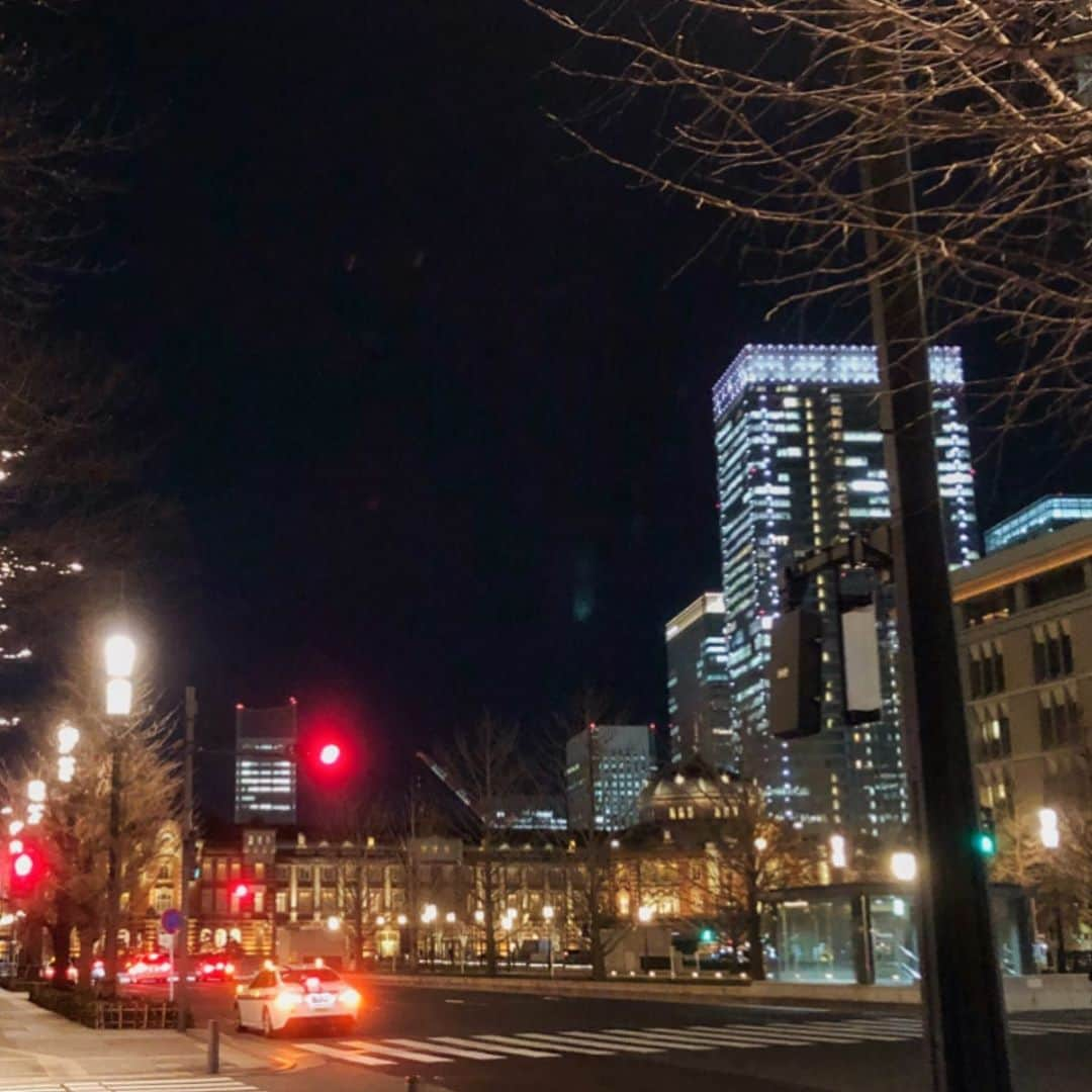 土屋香織さんのインスタグラム写真 - (土屋香織Instagram)「🏃‍♀️Running around the imperial palace tokyo 10.01km𖤐𖤐𖤐 . 極寒の昨夜は初めて夜の皇居。ヴェイパーラン🏃‍♂️🏃‍♀️ キラッキラの夜景にテンション上がる♡ 今までで1番早い10km まさか自分がこんなに早いスピードで走れるなんて🥺 @midori_green_run 引っ張ってくれて ほんっとありがと⸜(๑⃙⃘'ᵕ'๑⃙⃘)⸝⋆︎* そしてやっぱりヴェイパーは素晴らしい靴✧︎*。 . . . #皇居ラン #ヴェイパーフライネクストパーセント #vaporflynextpercent #名古屋ウィメンズマラソン2020 #名古屋ウィメンズマラソン #とくしまマラソン #箱根ランフェス #リセラ公式アンバサダー #igランガールズ #ランガール #instarunners #ランニング女子 #ハシリマスタグラム #positivevibes #ハシリマシタグラム #マラソン女子 #ig千葉ランナーズ #ランニングママ #ぜんぶカラダなんだ #garmin #ガーミン #fenix6s #cwx #nikerunning #asics #nike #スニーカー好きな人と繋がりたい #走るの好きな人と繋がりたい #ランナーさんと繋がりたい #夜ラン」2月7日 8時06分 - kaorintsuchiya