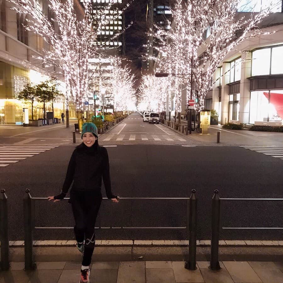 土屋香織さんのインスタグラム写真 - (土屋香織Instagram)「🏃‍♀️Running around the imperial palace tokyo 10.01km𖤐𖤐𖤐 . 極寒の昨夜は初めて夜の皇居。ヴェイパーラン🏃‍♂️🏃‍♀️ キラッキラの夜景にテンション上がる♡ 今までで1番早い10km まさか自分がこんなに早いスピードで走れるなんて🥺 @midori_green_run 引っ張ってくれて ほんっとありがと⸜(๑⃙⃘'ᵕ'๑⃙⃘)⸝⋆︎* そしてやっぱりヴェイパーは素晴らしい靴✧︎*。 . . . #皇居ラン #ヴェイパーフライネクストパーセント #vaporflynextpercent #名古屋ウィメンズマラソン2020 #名古屋ウィメンズマラソン #とくしまマラソン #箱根ランフェス #リセラ公式アンバサダー #igランガールズ #ランガール #instarunners #ランニング女子 #ハシリマスタグラム #positivevibes #ハシリマシタグラム #マラソン女子 #ig千葉ランナーズ #ランニングママ #ぜんぶカラダなんだ #garmin #ガーミン #fenix6s #cwx #nikerunning #asics #nike #スニーカー好きな人と繋がりたい #走るの好きな人と繋がりたい #ランナーさんと繋がりたい #夜ラン」2月7日 8時06分 - kaorintsuchiya