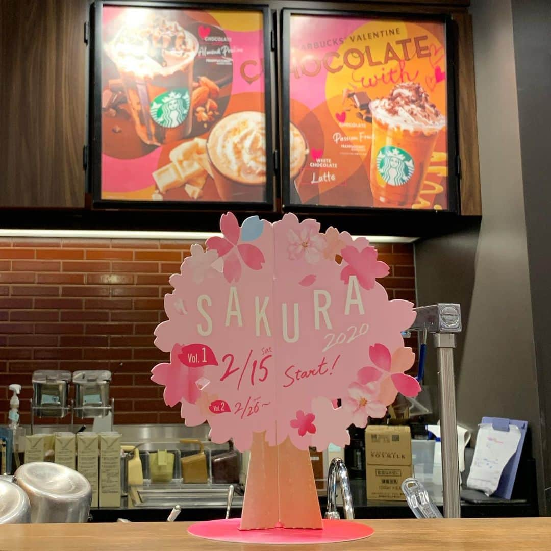 くろさんのインスタグラム写真 - (くろInstagram)「🌸 L ◡̈ #sakurapromotion2020 #sakura2020 #smilelatte #starbuckslatte #starbucks #starbuckscoffee  #starbucksjapan #starbuckscoffeejapan  #さくらプロモーション2020 #さくら2020 #スタバラテ #スターバックスラテ #スタバ #スターバックス #スターバックスコーヒー #スターバックスコーヒージャパン  #スターバックスコーヒーTSUTAYA新橋店」2月7日 8時12分 - m6bmw