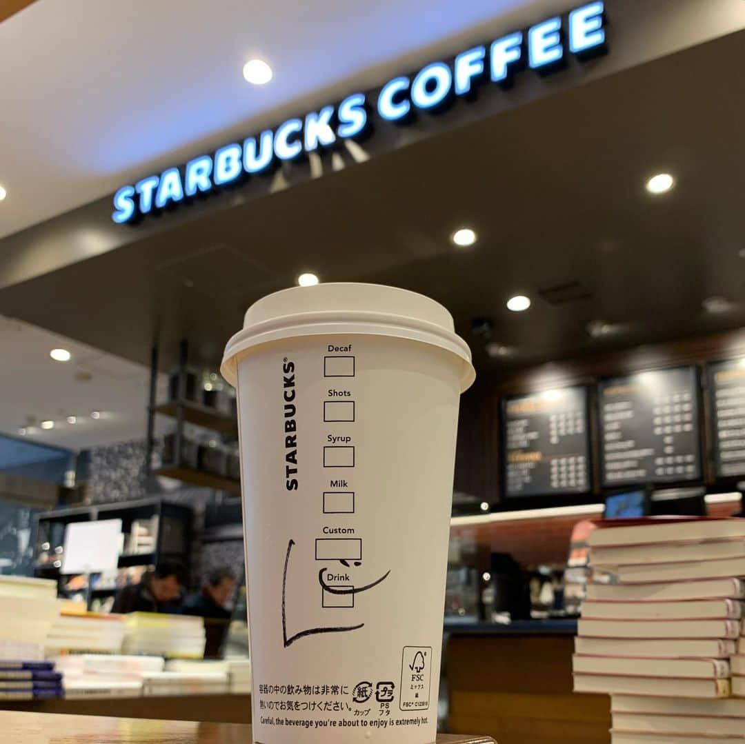 くろさんのインスタグラム写真 - (くろInstagram)「🌸 L ◡̈ #sakurapromotion2020 #sakura2020 #smilelatte #starbuckslatte #starbucks #starbuckscoffee  #starbucksjapan #starbuckscoffeejapan  #さくらプロモーション2020 #さくら2020 #スタバラテ #スターバックスラテ #スタバ #スターバックス #スターバックスコーヒー #スターバックスコーヒージャパン  #スターバックスコーヒーTSUTAYA新橋店」2月7日 8時12分 - m6bmw