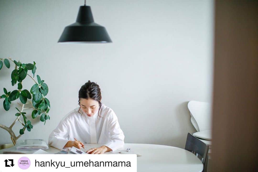 田中幸恵のインスタグラム：「. . .  @hankyu_umehanmama  さんのHP撮影のお手伝いをさせていただきました。 . @_y_o_r_i_  のデザイナーでもあり二児のママでもある　@yoko915  ちゃん . 改めて彼女の魅力を感じた撮影になりました。  是非 @hankyu_umehanmama  のHPに飛んで読んでください^_^ . .  #Repost @hankyu_umehanmama with @get_repost ・・・ 📝📝 . ▶︎HP撮影後記 . Story3✴︎ ”好き”を追求　フリーランスママ @_y_o_r_i_ デザイナー　高橋誉子さん . . 撮影は yokoさんのアトリエ兼ご自宅にお邪魔させていただき、時折「ママー！👧🏻」という、こども部屋からの可愛い声に応えつつ…お話を聞かせていただきました☺️ . 普段の様子で…とお願いすると、 真っ白なノートにサラサラと デザイン画を描き進めるyokoさん。 . ここから沢山の素敵なお洋服が生まれていくんだ…と感動する一方で、もしyokoさんが「自分の着たい服を作りたい！」と一念発起していなかったら。。 . 素敵なデザイン達は、このノートの中に閉じこめられたままだったかもしれない…と、ふと感じました。 . 慣れない土地、年子の小さな子供達… 諦める理由はいっぱいあったけれど、 「ファッションが好き！」とゆう一つの想いで、 『一歩踏み出す』とゆうアクションを起こしたyokoさん。 . このyokoさんのストーリーが、yoriのお洋服同様、 ママ達を応援する、背中を押す、 一つのきっかけになれば…と思いました😌✨ . . 「BRAND NEW MOM'S DAY」 〜うめはんママの春支度2020〜 ▶︎プロフィールURLからHPをぜひご覧下さい💁‍♀️ .」