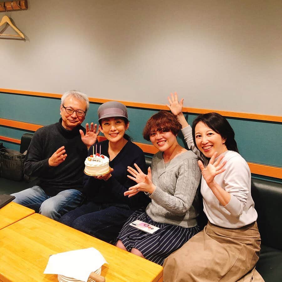 田中美里さんのインスタグラム写真 - (田中美里Instagram)「私がパーソナリティーを務めているSompo Japan Nipponkoa presents MORNING CRUISIN'  早めにお誕生日をお祝いしていただきました！  18年間続く大切な場所。 家族のような大切なスタッフ。 いつも支えてもらっています。 こうして続いていることが1番のプレゼントです。  いつも聴いてくださっている皆さま、ありがとうございます。  明日も是非聴いていただけたら嬉しいです。  #radio #bayfm78 #モーニングクルージン #土曜日朝9時 #18年目突入 #2月9日生まれ  #ニクの日 #もうすぐ43歳突入 #大切な場所 #ジャパンダ」2月7日 8時26分 - misatotanaka77