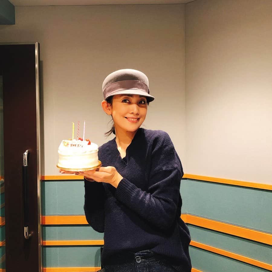 田中美里のインスタグラム：「私がパーソナリティーを務めているSompo Japan Nipponkoa presents MORNING CRUISIN'  早めにお誕生日をお祝いしていただきました！  18年間続く大切な場所。 家族のような大切なスタッフ。 いつも支えてもらっています。 こうして続いていることが1番のプレゼントです。  いつも聴いてくださっている皆さま、ありがとうございます。  明日も是非聴いていただけたら嬉しいです。  #radio #bayfm78 #モーニングクルージン #土曜日朝9時 #18年目突入 #2月9日生まれ  #ニクの日 #もうすぐ43歳突入 #大切な場所 #ジャパンダ」