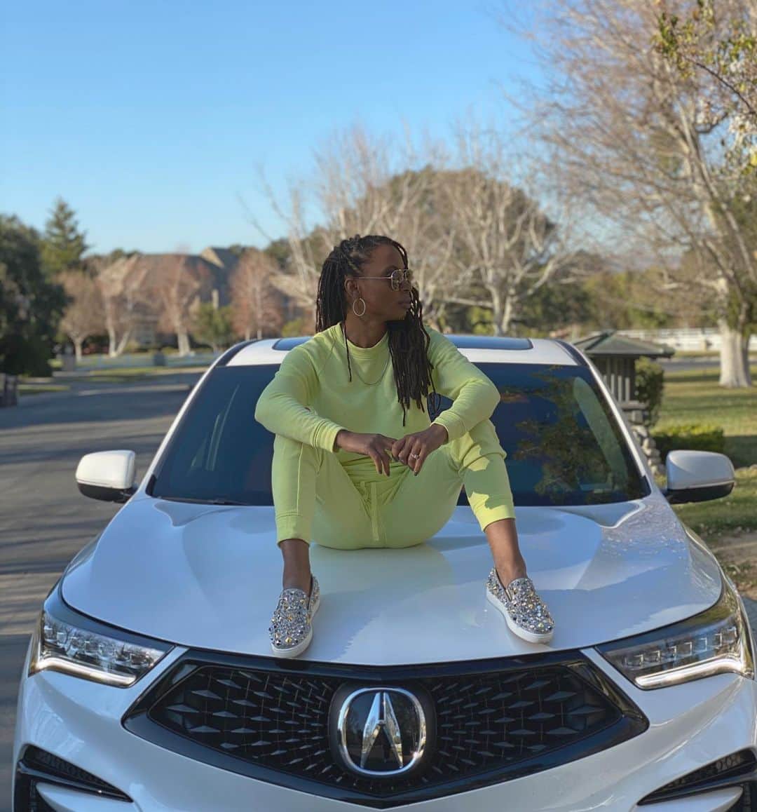 シャノーラ・ハンプトンのインスタグラム：「Some things you can’t control. So just chill. @acura #acurapartner」