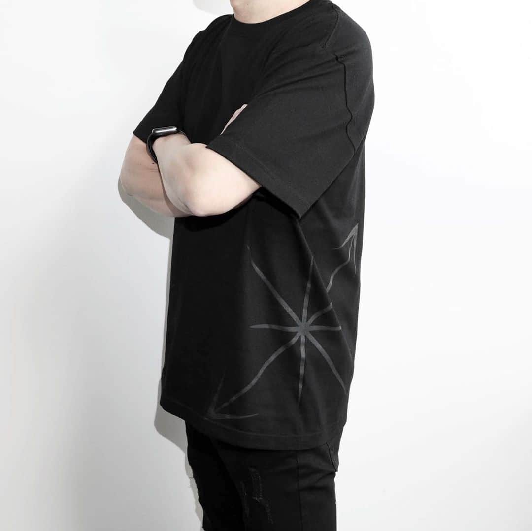 のインスタグラム：「TEARS OF SWAN-LOGOMARK T SHIRTSになります!! 本日からofficial webshopでもオーダー開始ですので宜しくお願い致します(^^)👕💻📱📝 http://tears-of-swan.shop-pro.jp/?pid=148574730 (3月上旬販売開始、モデル着用Lサイズ) ※プロフィール下のURLからofficial websiteがご覧頂けます  @tears_of_swan  #tearsofswan #tshirt  #tシャツ」