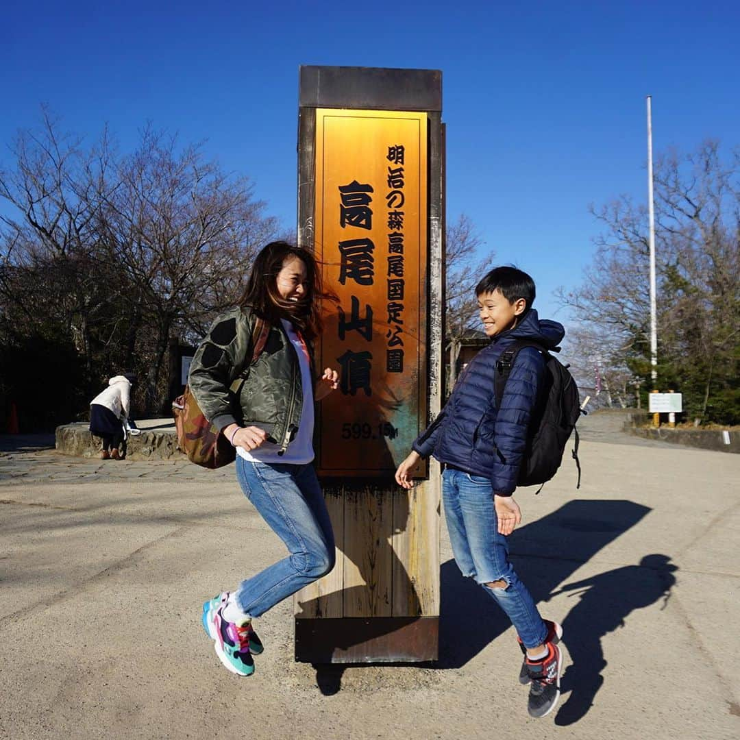 増山敬子さんのインスタグラム写真 - (増山敬子Instagram)「今日は登山するって決めて 都心から1時間ほどの #高尾山　へ行ってきました⛰ 高尾山には年間300万人以上の方達が観光で訪れるそう。 そんなにリサーチをせずに、 登山に向かったため、 高尾山って、登山だけじゃなくて、 グルメ、温泉、パワースポットまであるの？ っと普段山登りをしていないだけに、 全てが新鮮だった一日。 そしてこのコースなら、ちょっと登りに行こうか！って気軽な気持ちでチャレンジ出来るところがかなり魅力的で、なんといっても、自然豊かな場所、空気もよく、雑音もなく、ただただ、歩く音や、呼吸をする音、樹々や葉が風になびく音、そんな時間も大切だし、自分の考えを自然の中で再認識する事の大切さを高尾山で感じる為に行って来たよー！(まぁ、喧嘩も多いから登山しながらコミュニケーションと自然セラピーみたいなね💆🏼‍♀️) 写真や伝えたいこともかなり多いんだけど携帯の画面が小さすぎて笑 blogに沢山写真と感想を今日書くねっ！ 自然の中って本当に気持ちいいっ！ 山上から眺める景色は最高！ (高い所ダメだが、山上は平気みたい笑) と言うことで、わたしと息子の修行の旅笑 近場で登山ができて本当によかったーし！気持ちよかったからみんなも行ってみてほしいな🙋🏼‍♀️✨✨ *  #たま発 #登山#小学生ママ#アクティブママ#かぞくのじかん#こどもとおでかけ#子供と登山#子供とお出かけ部#男のママ#ニューバランス#アディダス#ユニクロ#ダウン#gu#ジーユーコーデ#gvgv#アラフォーママ#リフレッシュ#自然体  #tamahatsu  #PR  #多摩の魅力発信プロジェクト」2月7日 8時41分 - keikomasuyama