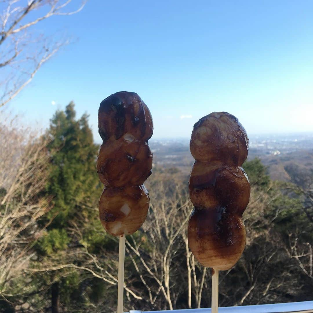 増山敬子さんのインスタグラム写真 - (増山敬子Instagram)「今日は登山するって決めて 都心から1時間ほどの #高尾山　へ行ってきました⛰ 高尾山には年間300万人以上の方達が観光で訪れるそう。 そんなにリサーチをせずに、 登山に向かったため、 高尾山って、登山だけじゃなくて、 グルメ、温泉、パワースポットまであるの？ っと普段山登りをしていないだけに、 全てが新鮮だった一日。 そしてこのコースなら、ちょっと登りに行こうか！って気軽な気持ちでチャレンジ出来るところがかなり魅力的で、なんといっても、自然豊かな場所、空気もよく、雑音もなく、ただただ、歩く音や、呼吸をする音、樹々や葉が風になびく音、そんな時間も大切だし、自分の考えを自然の中で再認識する事の大切さを高尾山で感じる為に行って来たよー！(まぁ、喧嘩も多いから登山しながらコミュニケーションと自然セラピーみたいなね💆🏼‍♀️) 写真や伝えたいこともかなり多いんだけど携帯の画面が小さすぎて笑 blogに沢山写真と感想を今日書くねっ！ 自然の中って本当に気持ちいいっ！ 山上から眺める景色は最高！ (高い所ダメだが、山上は平気みたい笑) と言うことで、わたしと息子の修行の旅笑 近場で登山ができて本当によかったーし！気持ちよかったからみんなも行ってみてほしいな🙋🏼‍♀️✨✨ *  #たま発 #登山#小学生ママ#アクティブママ#かぞくのじかん#こどもとおでかけ#子供と登山#子供とお出かけ部#男のママ#ニューバランス#アディダス#ユニクロ#ダウン#gu#ジーユーコーデ#gvgv#アラフォーママ#リフレッシュ#自然体  #tamahatsu  #PR  #多摩の魅力発信プロジェクト」2月7日 8時41分 - keikomasuyama