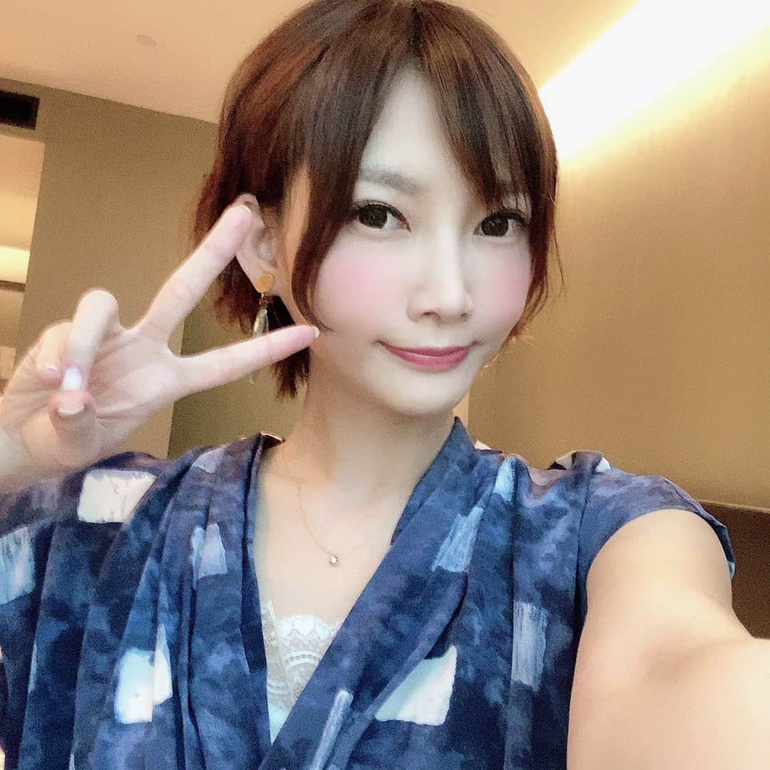 木下ゆうかさんのインスタグラム写真 - (木下ゆうかInstagram)「今マレーシアにきてるよ！あたたかいです☺️ 空港のスタバが置いてるものが日本と違って可愛かった！🐭❤️ でもやっぱりメルロンにに会いたい！🥺 (旅行中メルロンと一緒に過ごしてくれる人がいるからご心配なく☺️) #マレーシア #malaysia  #starbucks  #星巴克 #木下ゆうか  #kinoshitayuka  #木下佑香 #ゴロゴロメル」2月7日 8時53分 - yuka_kinoshita_0204