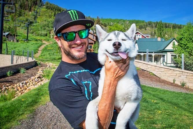 ケン・ブロックさんのインスタグラム写真 - (ケン・ブロックInstagram)「I ❤️ my dogs Yuki the Destroyer and Bentley Chicken Fingers Block. Hiking in the snow is one of my favorite things to do with them… and since they’re Siberian huskies, and it’s snow, they’re super hyped on it too. This week’s episode features the most epic dog walk in the world (in my humble opinion). Link in bio. #epicdogwalk #YukitheDestroyer #BentleyChickenFingersBlock」2月7日 8時52分 - kblock43