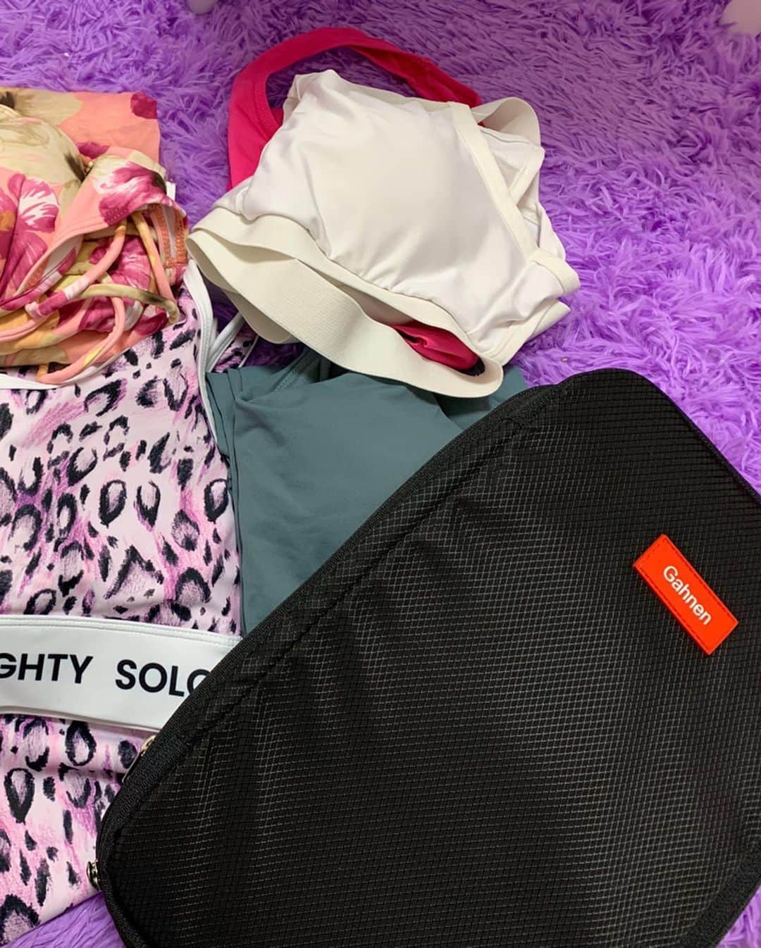 satomiさんのインスタグラム写真 - (satomiInstagram)「旅行の荷造り中✈️ * * 毎回荷物多めなので「ハイパワー圧縮バッグ」買ったよ👜 * マックス半分に圧縮できるから本当容量コンパクトにできてうれしい♡ ヨガウェア7着と水着が余裕で入った‼️ ・ ・ もうすぐしたらしばらく日本はなれます♡ ・ ・  #圧縮バッグ  #ゲーネン  #GHANEN  #圧縮袋  #圧縮  #圧縮パック  #圧縮袋大活躍  #トラベルポーチ #トラベルポーチ セット  #トラベルグッズ  #トラベルバッグ  #トラベルケース #タビジョ #旅ジョ #旅行 @gahnen.japan」2月7日 8時57分 - saatoomii47