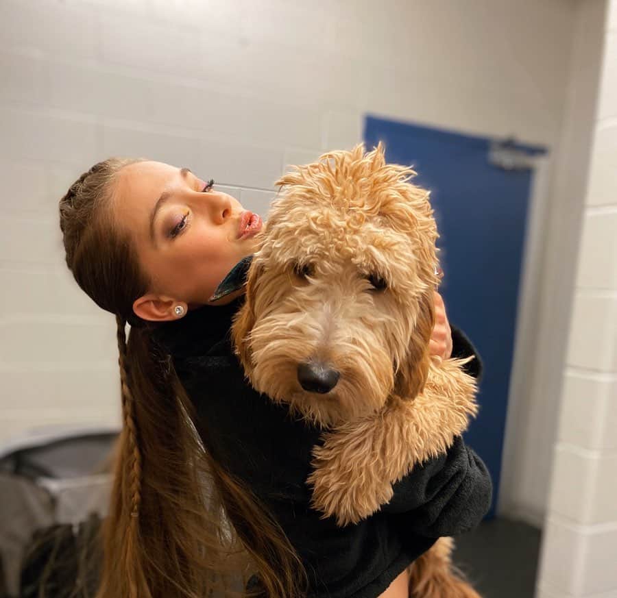 Justine Brasseurのインスタグラム：「@scoutmydoodle is so adorable🥰  Also lets gooo @pipergilles for the long!!!😍 Scout and I are sending our love and positive vibes!!!!」