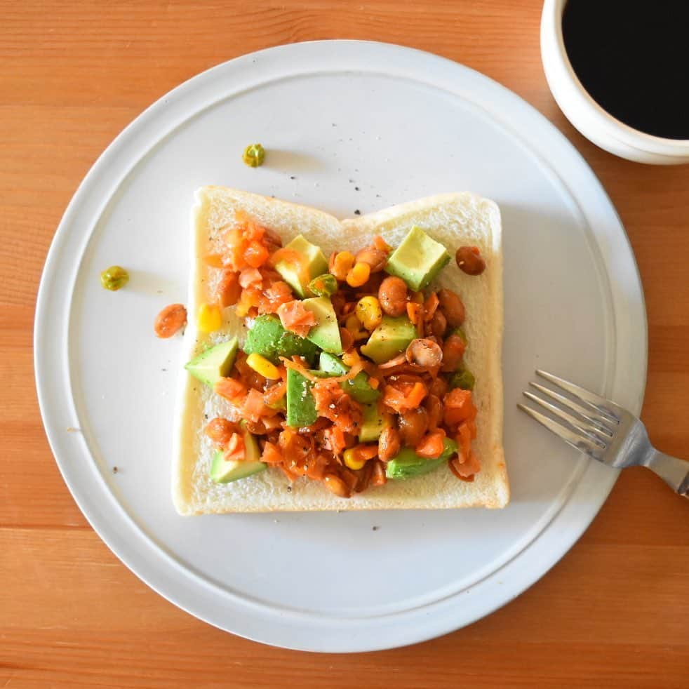 山崎佳のインスタグラム：「Today’s breakfast. 節分の豆を水で戻して、ハム(ベーコンかウインナーがよかったけど家に無かった)や野菜と一緒にケチャップなどで煮たやつ。  この前の週末から娘2人とも発熱し、上の子は水曜から登園できているんだけど、下の子は39度前後の高熱が続いていて今週1週間まるっと保育園お休み。金曜の今日はやっと夫に交代してもらえて私は出勤です。 ちょうど昨日は2歳の誕生日😭お祝いできる状況じゃないので、元気になったらアンパンマンミュージアムに連れてってしっかりお祝いする🍞！」