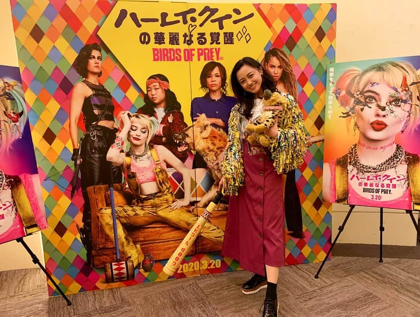 小林麗菜さんのインスタグラム写真 - (小林麗菜Instagram)「昨日は @birdsofprey の試写会に参加させて頂きました！ リピート確定映画。 見終わった瞬間からアドレナリン出まくり今ならどんな敵来ても倒せそうな勢い。 ・ ・ 春は心機一転したくなる季節なのでこの作品を観て 華麗に覚醒して新たな自分になるのもいいかも💙 ・ ・ すぴさん、 DCアンバサダーの皆様 ワーナー・ブラザースの皆様 ありがとうございました！　 ネタバレになるからあまり言えないけど早く言いたい❤️ 皆んなで話したくなる映画でした！ ・ ・ 悪カワ最高！想像以上期待以上！ 失恋して自立したハーレイはセクシー可愛いクレイジーかっこいい優しい強い！！最強最狂ガールズパワー炸裂たまらん！アクションシーンがとにかく見応えありで、 観賞後ストレスフリーになるほどの爽快感‼️ 男女共々大満足する作品だと思う！ ・ ・  衣装のバリエーションも増えてるし作品全体色味が素敵でサーカスのような華やかさがある。アクションも惚れ惚れするかっこよさと激しさの中の美。女性監督ならでは？な撮り方に加えマーゴットの演技力の高さたるや。 自分軸がしっかりしている女の子って 本当魅力的❤️💙 #ハーレイクインの華麗なる覚醒 #ハーレイクイン  #birdsofprey」2月7日 9時13分 - reina_kobayashi