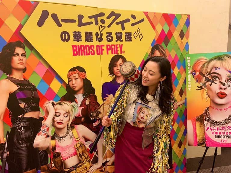 小林麗菜さんのインスタグラム写真 - (小林麗菜Instagram)「昨日は @birdsofprey の試写会に参加させて頂きました！ リピート確定映画。 見終わった瞬間からアドレナリン出まくり今ならどんな敵来ても倒せそうな勢い。 ・ ・ 春は心機一転したくなる季節なのでこの作品を観て 華麗に覚醒して新たな自分になるのもいいかも💙 ・ ・ すぴさん、 DCアンバサダーの皆様 ワーナー・ブラザースの皆様 ありがとうございました！　 ネタバレになるからあまり言えないけど早く言いたい❤️ 皆んなで話したくなる映画でした！ ・ ・ 悪カワ最高！想像以上期待以上！ 失恋して自立したハーレイはセクシー可愛いクレイジーかっこいい優しい強い！！最強最狂ガールズパワー炸裂たまらん！アクションシーンがとにかく見応えありで、 観賞後ストレスフリーになるほどの爽快感‼️ 男女共々大満足する作品だと思う！ ・ ・  衣装のバリエーションも増えてるし作品全体色味が素敵でサーカスのような華やかさがある。アクションも惚れ惚れするかっこよさと激しさの中の美。女性監督ならでは？な撮り方に加えマーゴットの演技力の高さたるや。 自分軸がしっかりしている女の子って 本当魅力的❤️💙 #ハーレイクインの華麗なる覚醒 #ハーレイクイン  #birdsofprey」2月7日 9時13分 - reina_kobayashi